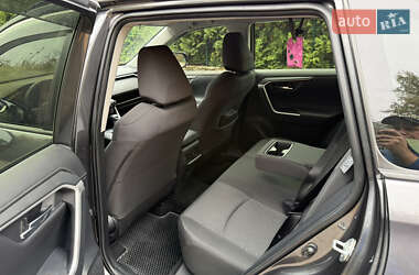 Внедорожник / Кроссовер Toyota RAV4 2019 в 