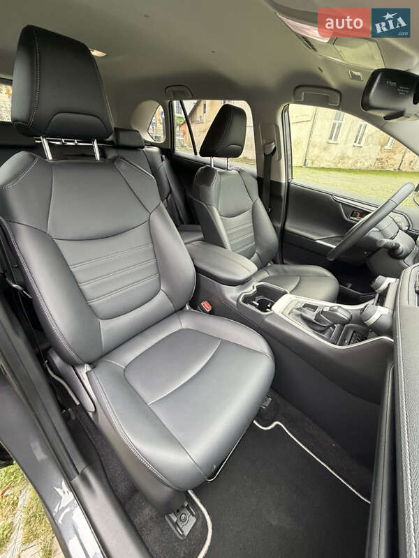 Позашляховик / Кросовер Toyota RAV4 2024 в Львові