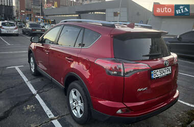 Позашляховик / Кросовер Toyota RAV4 2016 в 