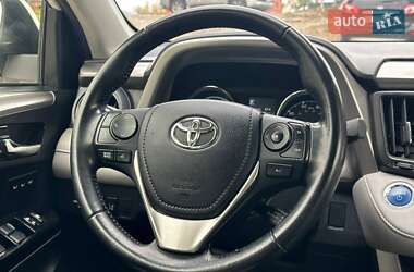 Внедорожник / Кроссовер Toyota RAV4 2017 в 