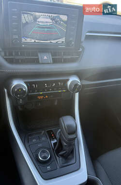 Внедорожник / Кроссовер Toyota RAV4 2021 в 