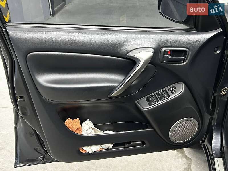 Позашляховик / Кросовер Toyota RAV4 2005 в Чернівцях