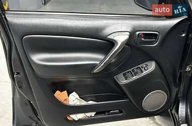 Внедорожник / Кроссовер Toyota RAV4 2005 в 