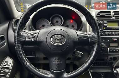 Внедорожник / Кроссовер Toyota RAV4 2005 в 