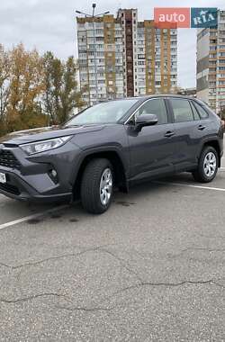 Внедорожник / Кроссовер Toyota RAV4 2020 в Киеве