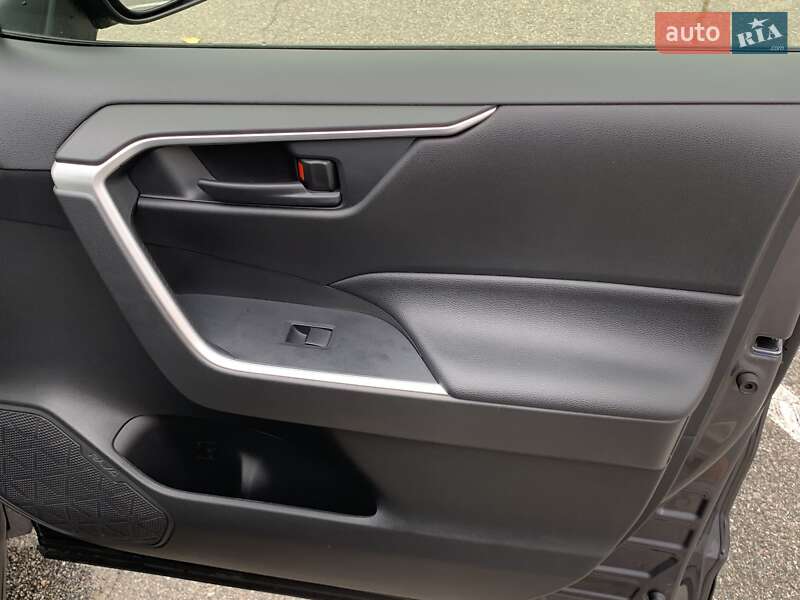 Внедорожник / Кроссовер Toyota RAV4 2020 в Киеве