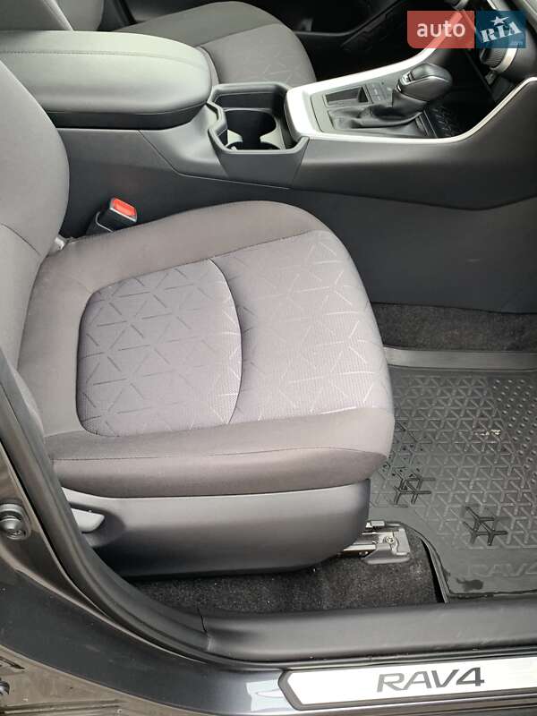 Внедорожник / Кроссовер Toyota RAV4 2020 в Киеве