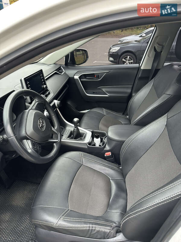 Внедорожник / Кроссовер Toyota RAV4 2021 в Кривом Роге