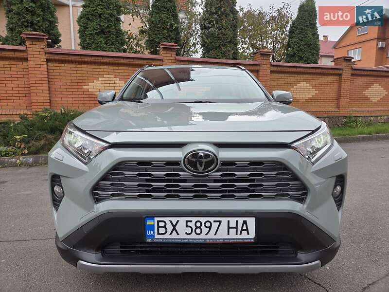Внедорожник / Кроссовер Toyota RAV4 2020 в Хмельницком