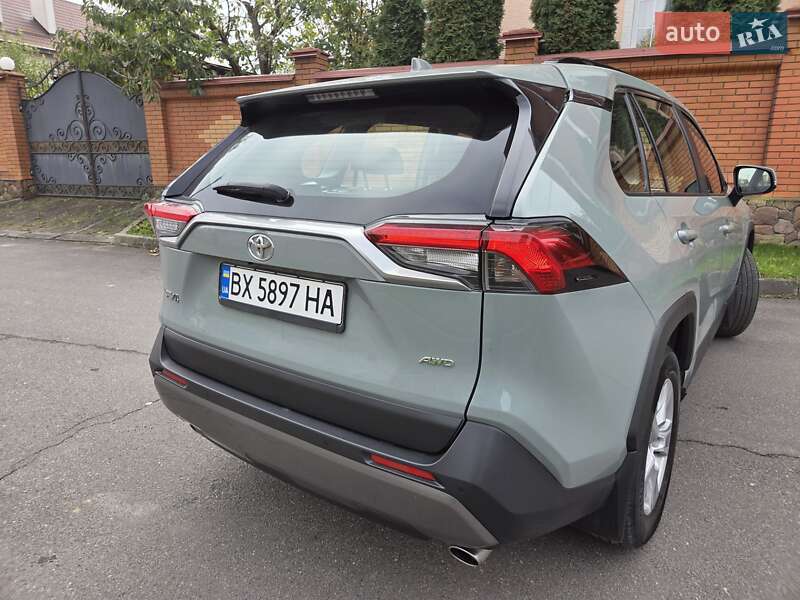 Внедорожник / Кроссовер Toyota RAV4 2020 в Хмельницком