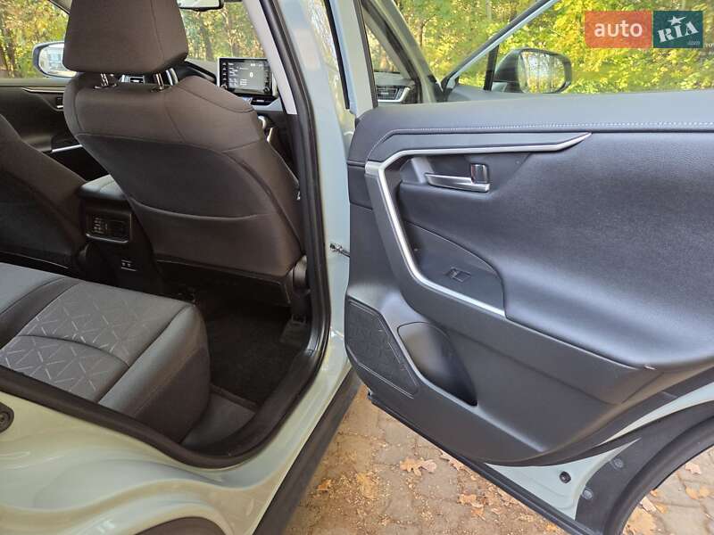 Внедорожник / Кроссовер Toyota RAV4 2020 в Хмельницком