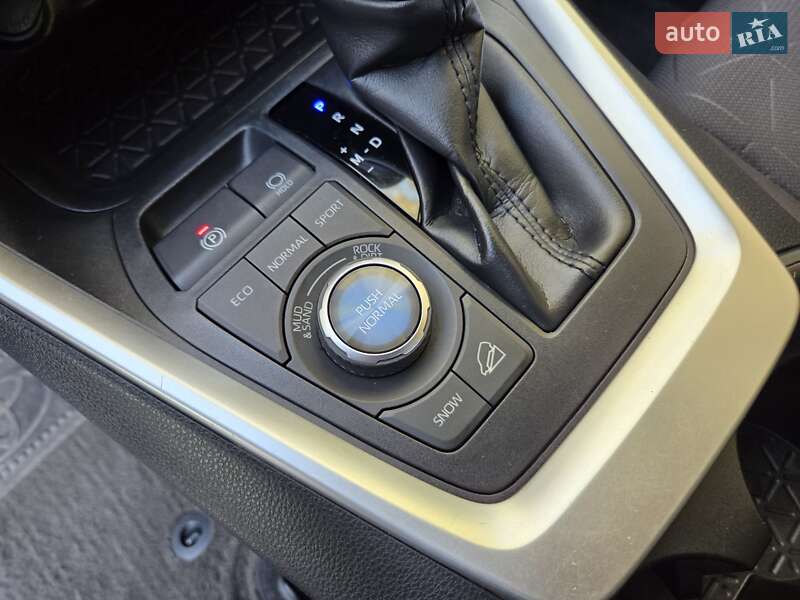 Внедорожник / Кроссовер Toyota RAV4 2020 в Хмельницком