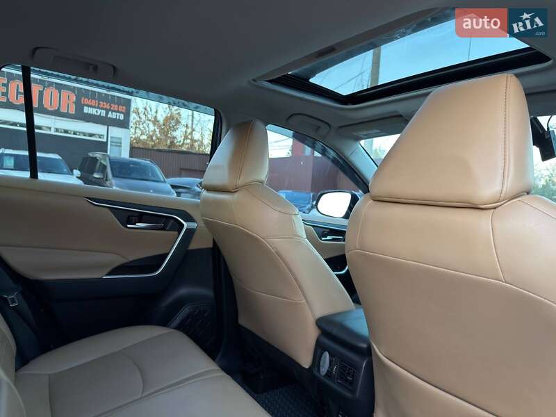 Внедорожник / Кроссовер Toyota RAV4 2019 в Харькове