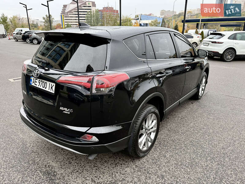 Позашляховик / Кросовер Toyota RAV4 2017 в Дніпрі