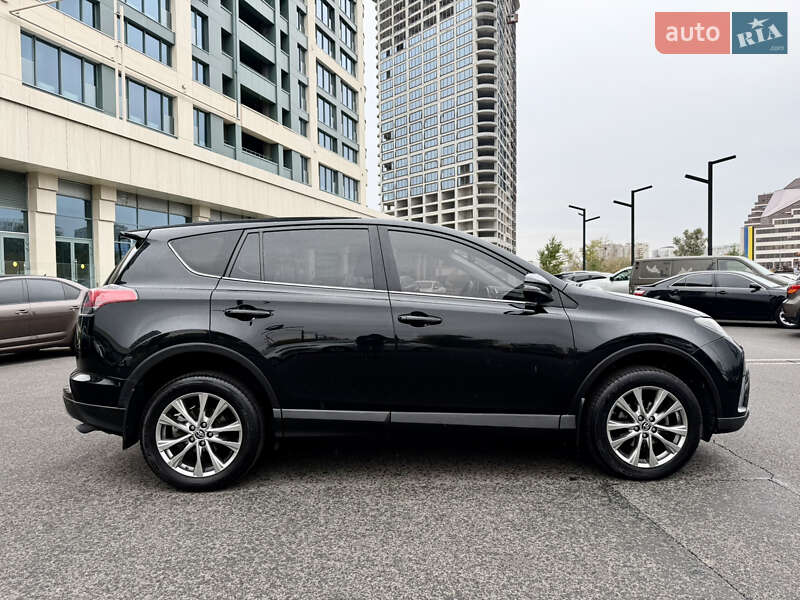 Позашляховик / Кросовер Toyota RAV4 2017 в Дніпрі