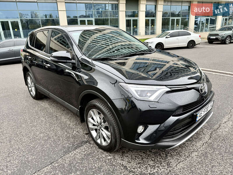 Позашляховик / Кросовер Toyota RAV4 2017 в Дніпрі