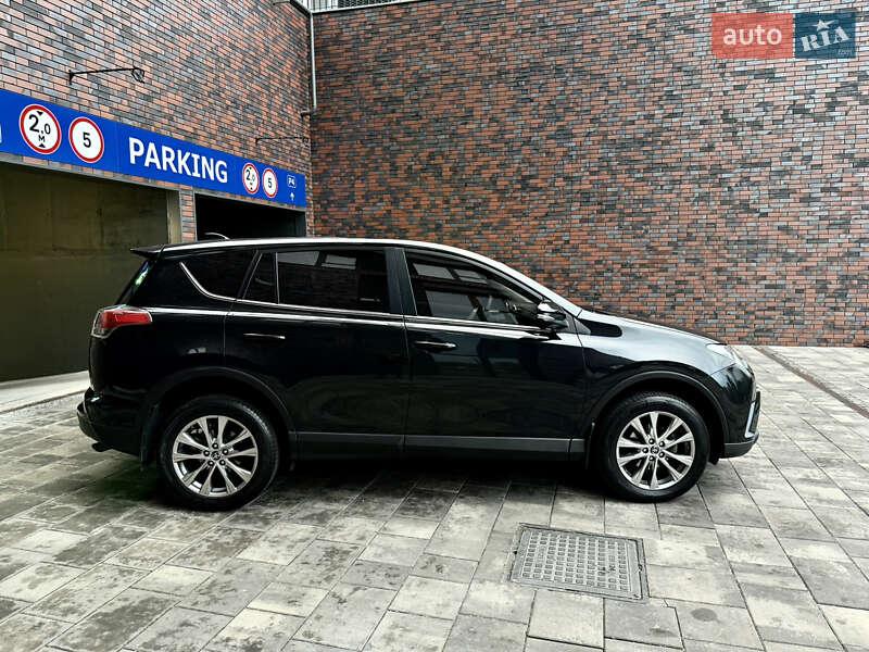 Позашляховик / Кросовер Toyota RAV4 2017 в Дніпрі