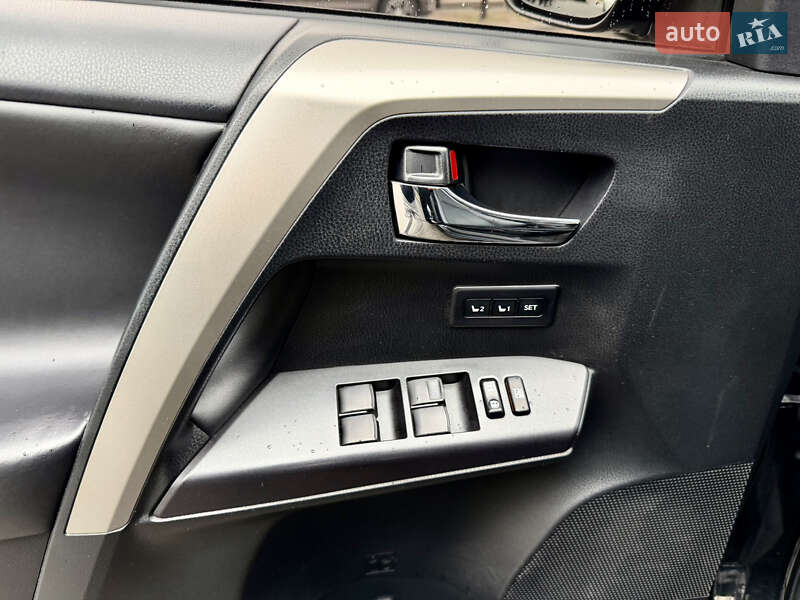 Позашляховик / Кросовер Toyota RAV4 2017 в Дніпрі