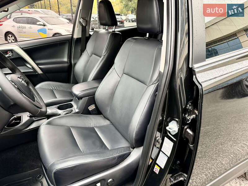 Позашляховик / Кросовер Toyota RAV4 2017 в Дніпрі