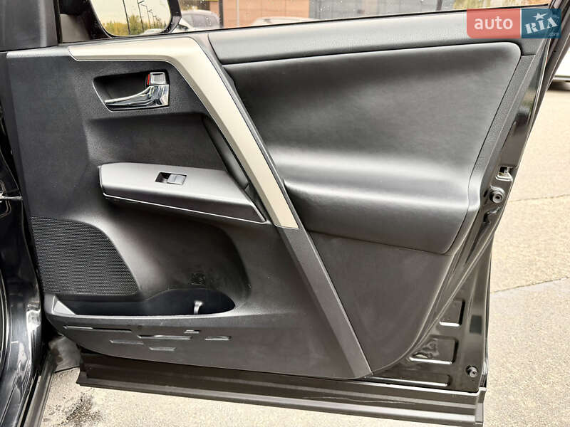 Позашляховик / Кросовер Toyota RAV4 2017 в Дніпрі