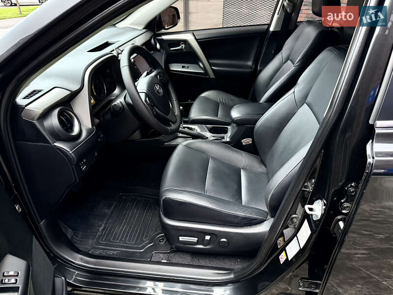 Позашляховик / Кросовер Toyota RAV4 2017 в Дніпрі
