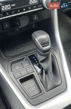 Внедорожник / Кроссовер Toyota RAV4 2021 в 