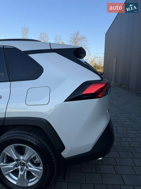 Внедорожник / Кроссовер Toyota RAV4 2021 в Хмельницком