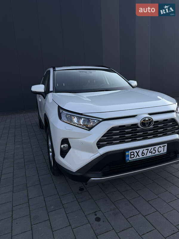 Внедорожник / Кроссовер Toyota RAV4 2021 в Хмельницком
