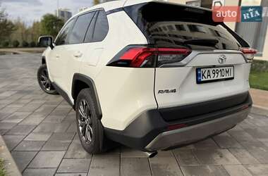 Внедорожник / Кроссовер Toyota RAV4 2023 в 