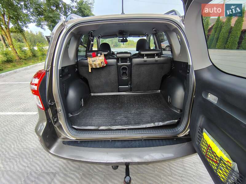 Позашляховик / Кросовер Toyota RAV4 2010 в Львові