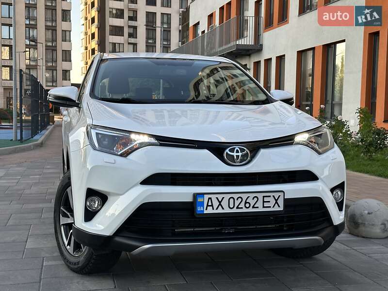 Внедорожник / Кроссовер Toyota RAV4 2017 в Киеве