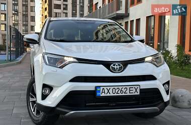 Внедорожник / Кроссовер Toyota RAV4 2017 в 