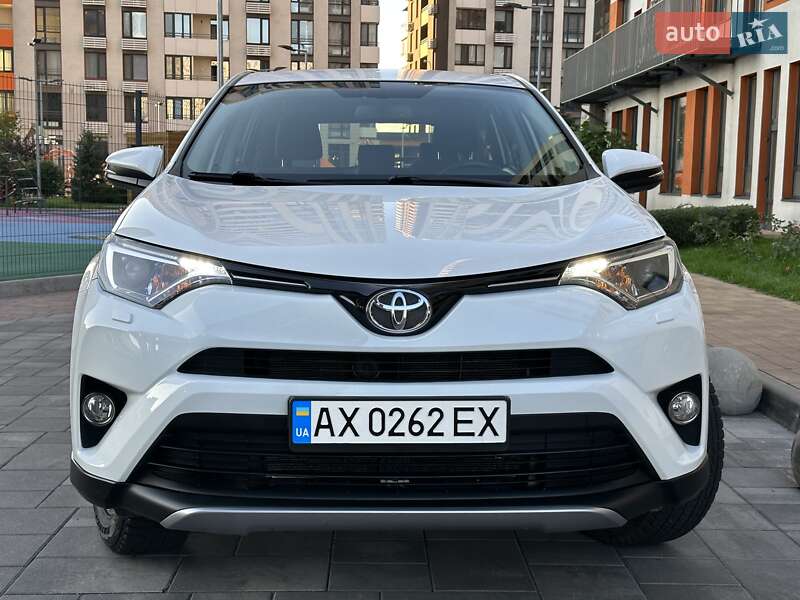 Внедорожник / Кроссовер Toyota RAV4 2017 в Киеве