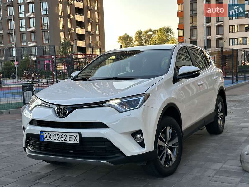 Внедорожник / Кроссовер Toyota RAV4 2017 в Киеве