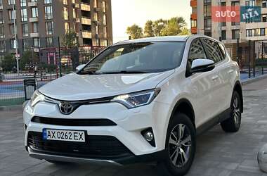 Внедорожник / Кроссовер Toyota RAV4 2017 в 