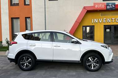 Внедорожник / Кроссовер Toyota RAV4 2017 в 