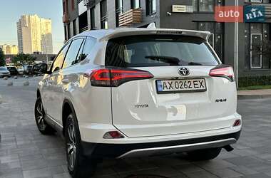 Внедорожник / Кроссовер Toyota RAV4 2017 в 
