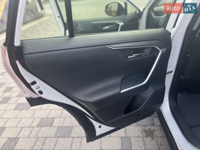 Внедорожник / Кроссовер Toyota RAV4 2019 в Ровно