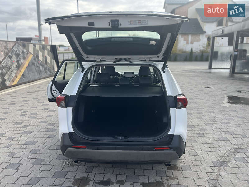 Внедорожник / Кроссовер Toyota RAV4 2019 в Ровно