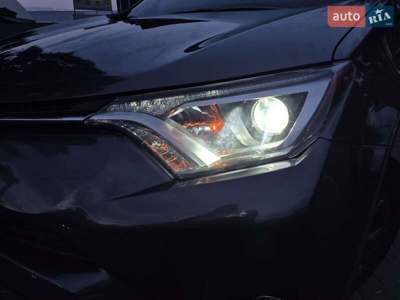 Позашляховик / Кросовер Toyota RAV4 2016 в Дніпрі