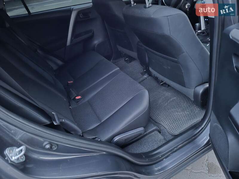 Позашляховик / Кросовер Toyota RAV4 2016 в Дніпрі