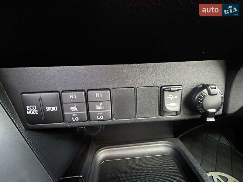 Позашляховик / Кросовер Toyota RAV4 2017 в Харкові