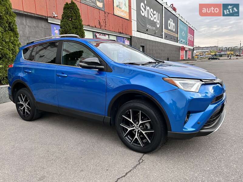 Позашляховик / Кросовер Toyota RAV4 2017 в Харкові