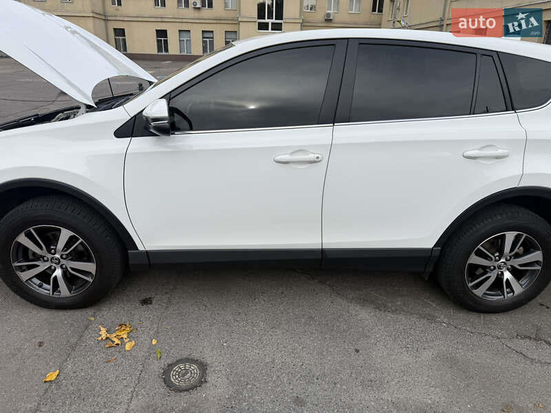 Внедорожник / Кроссовер Toyota RAV4 2017 в Днепре