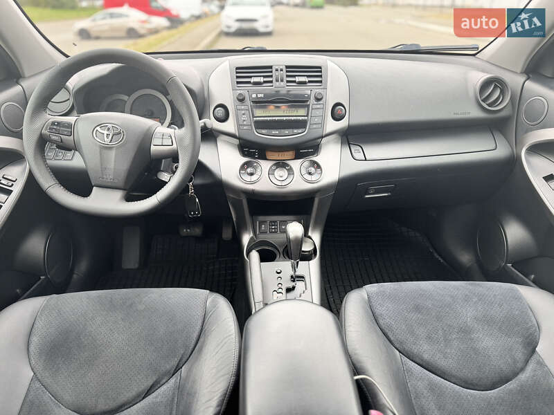 Внедорожник / Кроссовер Toyota RAV4 2011 в Киеве