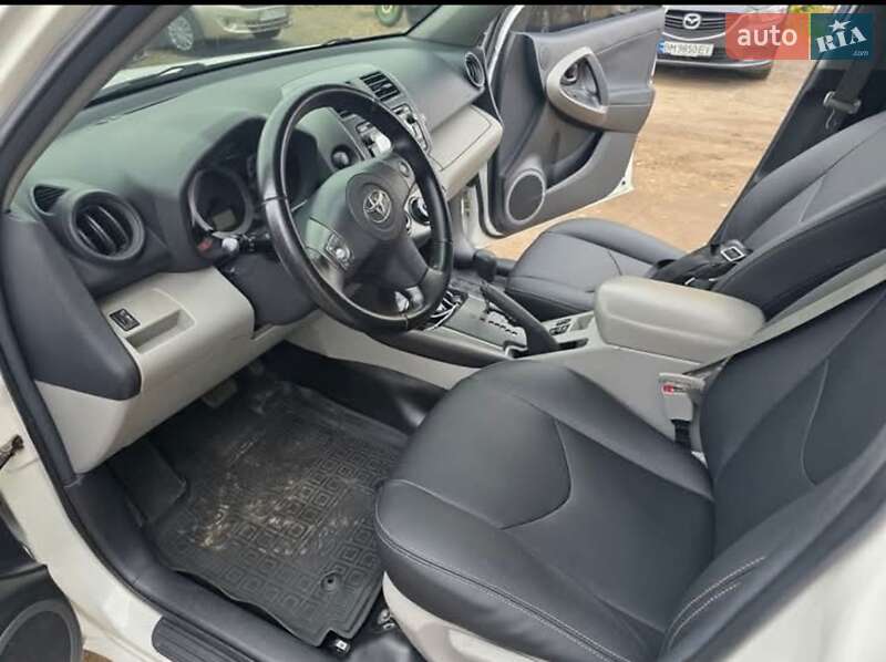 Внедорожник / Кроссовер Toyota RAV4 2012 в Шостке