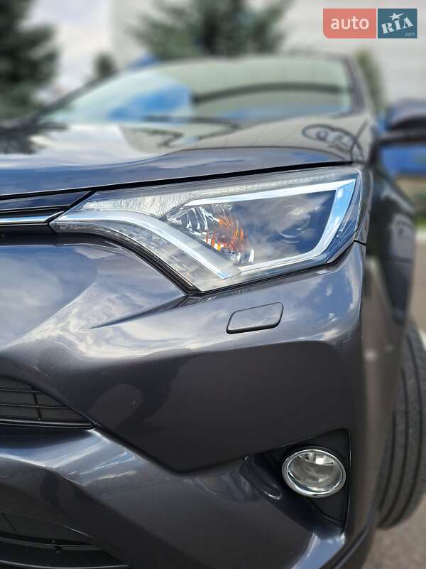 Внедорожник / Кроссовер Toyota RAV4 2018 в Киеве