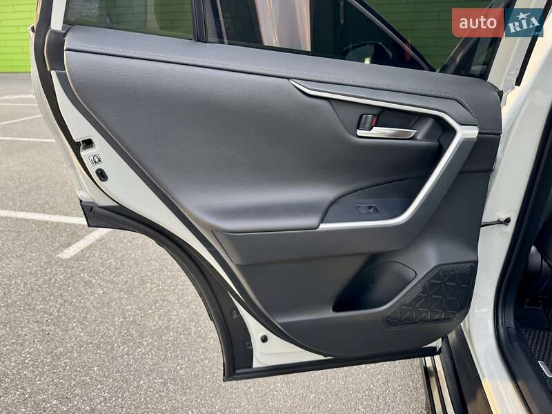 Внедорожник / Кроссовер Toyota RAV4 2019 в Киеве фото 37 Внедорожник / Кроссовер Toyota RAV4 2019 в Киеве