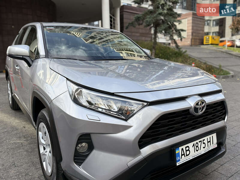Внедорожник / Кроссовер Toyota RAV4 2019 в Киеве