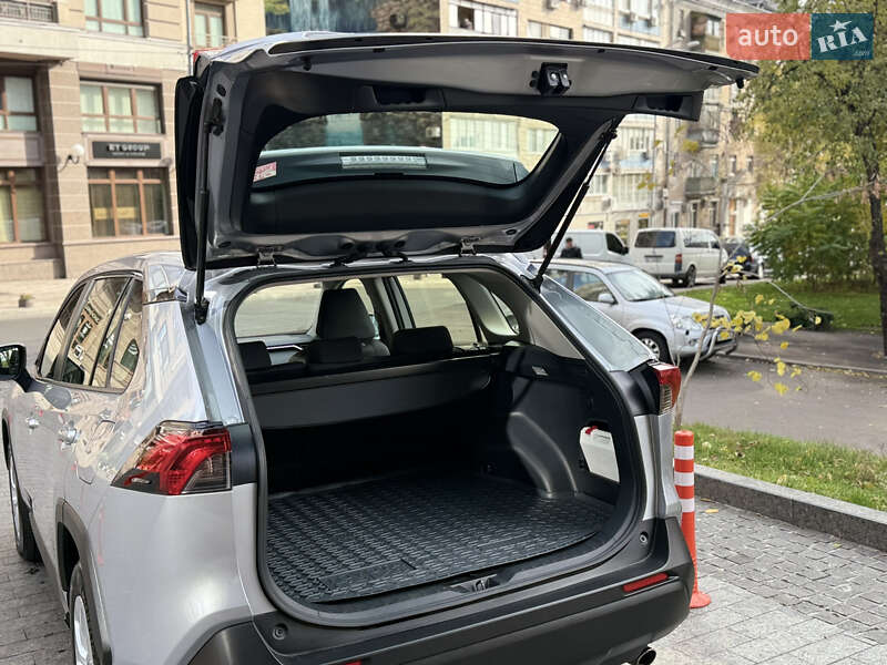 Внедорожник / Кроссовер Toyota RAV4 2019 в Киеве